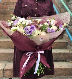 Букет "Цветочная Ария" из роз, фрезии, гвоздик, Лизиантуса и Астильбы