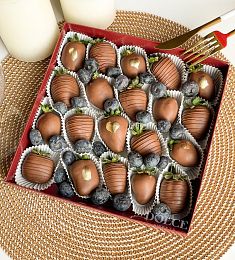 Клубничный бокс "Брауни" клубника в молочном шоколаде и свежая голубика