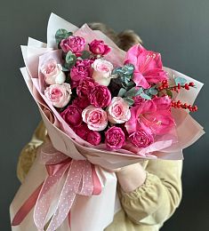 Композиция "ZenRose" из роз, илекса и амариллиса