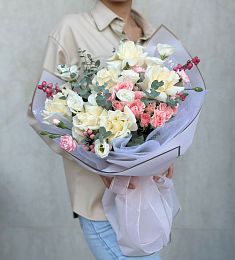 Композиция "Каринэ" из роз, гвоздик и лизиантусов