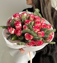 Букет "Winter Elegance" из роз и нобилиса 