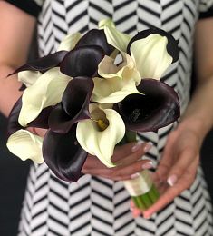 Букет невесты из 19 черных и белых калл