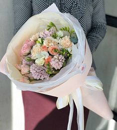 Букет "Восьмая весна" из гвоздик, фрезий и роз