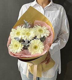 Букет из 5 светлых гербер с эвкалиптом