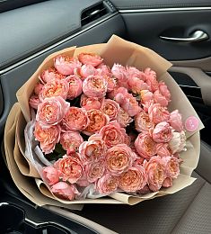 Букет "Elowen" из пионовидных спрей роз в оформлении