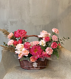 Букет в корзинку "Love is" из пионов, роз и гвоздик