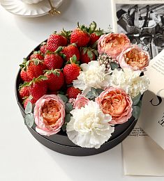 Клубничный бокс с цветами "Амалия" свежая клубника с гвоздикой, розой, и ранункулюсом 