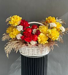 Композиция "Sweet moments" из гвоздики, роз и кукурбиты в корзине
