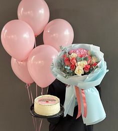 Сет "Ромео" стильный букет, нежные шарики и торт