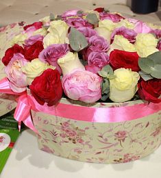 Большое сердце с розами и пионами