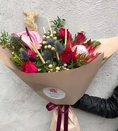 Композиция "Комильфо" из протеи, эрингиума, роз, брунии, вакса и фалариса