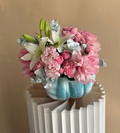 Композиция в тыкве "Sensation" из лилий, лизиантуса и роз