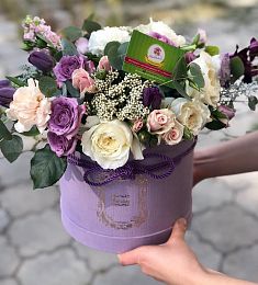 Композиция в коробке "Этюд" из астильбы, маттиолы, гвоздик и роз