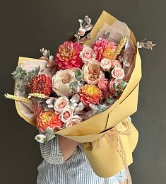 Композиция "Роскошный вечер"  из георгинов, роз и эвкалипта