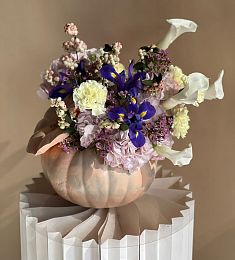 Композиция в тыкве "Глорияда" с гортензией, гвоздикой, ирисом и каллами