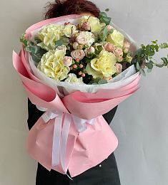 Букет "Цветущий взгляд" из роз, гвоздики и гипперикума