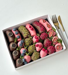 Клубнично-банановый бокс "Страстный" клубника и бананы в шоколаде