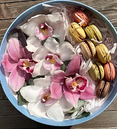 Букет "Эйгл" из цветов и макарун