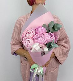 Букет из 5 розовых пионов и эвкалипта в оформлении