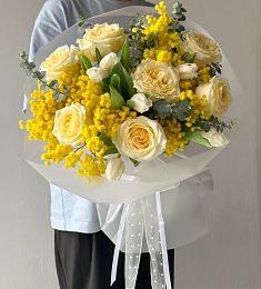 Букет "Marie" из мимозы, тюльпанов и роз