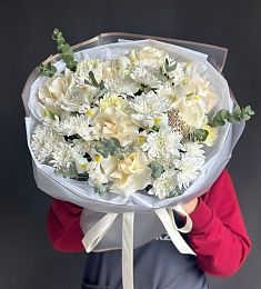 Композиция "Равшана" из роз, гвоздик, хризантем и ирисов