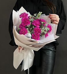 Букет из 13 гвоздик с эвкалиптом