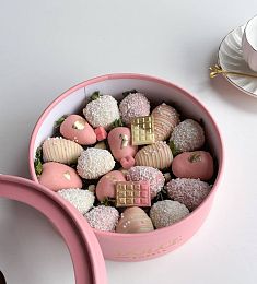 Клубничный бокс "Romantic" клубника в белом и розовом шоколаде