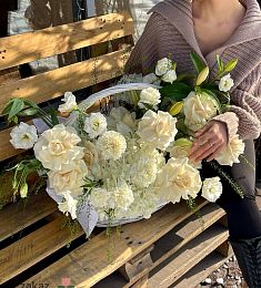 Композиция "Love" с гортензией, лилией, розой и лизиантусом в корзине