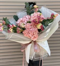 Композиция "Эйфория" из гортензий, лизиантусов и эвкалипта