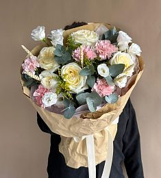 Композиция "Гаяра" из гвоздики, лизиантуса и роз 