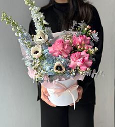 Композиция "Choi" из гортензии, роз, дельфиниума и анемонов