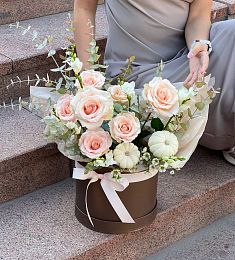 Композиция "Поэзия" М из роз, фрезий и кукурбиты