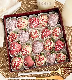 Клубничный бокс "Ягодный мусс" клубника в белом и розовом шоколаде