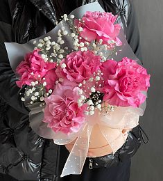 Композиция "VelvetBlossom" из роз и гипсоилы