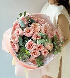 Букет "Camilie" из 21 пионовидной розы с эвкалиптом