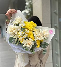 Букет "Саванна" из ирисов, роз и хризантем