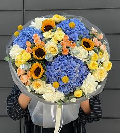 Букет "Винсент" из гортензии, роз и подсолнухов