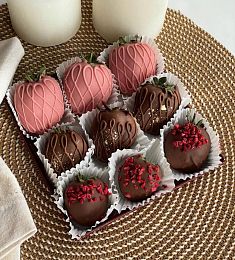 Клубничный бокс "Пончик"  клубника в розовом и молочном шоколаде