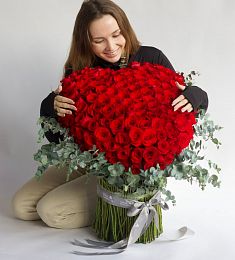 Букет "One love" в форме сердца из красных роз сорта Freedom