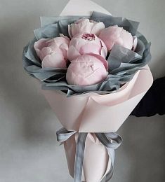 Моно букет из 5 нежных пионов