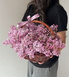 Букет "Пурпурная радость" ароматная сирень в стильной корзине