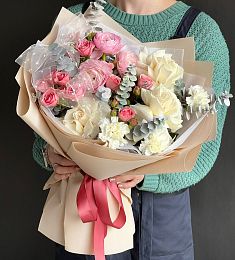 Композиция "Periwinkle" из гвоздик, роз, ранункулюсов и эвкалипта