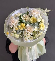 Композиция "Bright Bouquet" из роз, гербер и голландской зелени