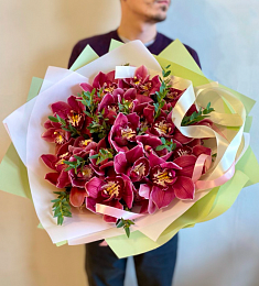 Букет "Тафити" из орхидей и эвкалипта