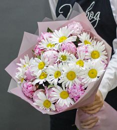Букет "Двинея" из ромашек и пионов