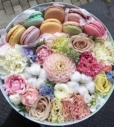 Букет "Галия" из цветов и макарун в коробке