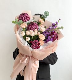 Букет "Романтический ветер" из гвоздик, хризантем, спрей-роз и маттиолы