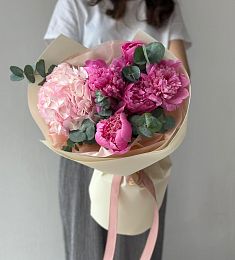 Букет "Пилли" из пионов и гортензий
