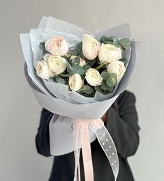 Букет "Цветущая улыбка" из ранункулюсов и эвкалипта