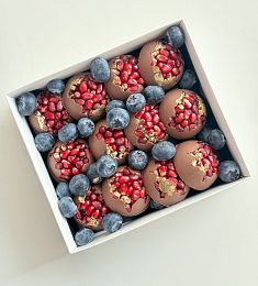 Гранатовый бокс "Восточный" гранаты в шоколаде и свежая голубика
